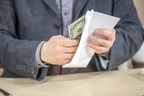 Quản lý bị sa thải vì lên mạng khoe được thưởng hơn 12 tỷ đồng
