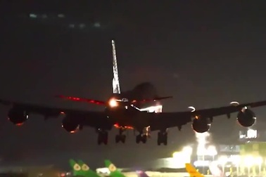 Khoảnh khắc Boeing chạm cánh tóe lửa sau 3 lần hạ cánh bất thành giữa bão