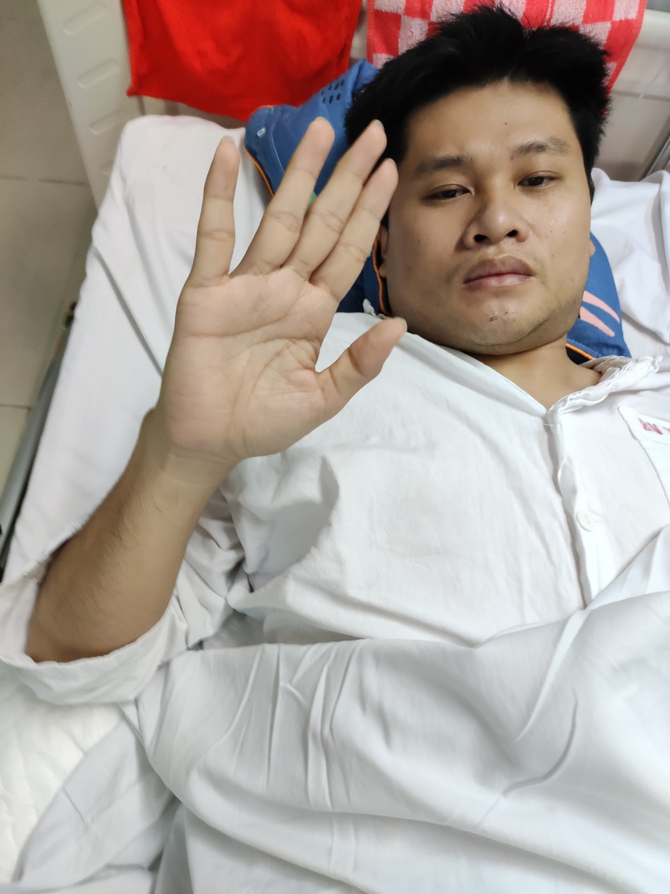 Chàng trai mồ côi: Lần đầu tập đi, mẹ con em ôm nhau bật khóc! - 4 Chàng trai mồ côi: Lần đầu tập đi, mẹ con em ôm nhau bật khóc! - 4