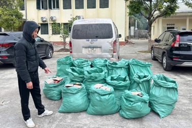 Phát hiện ô tô chở hơn 650kg xúc xích không rõ nguồn gốc