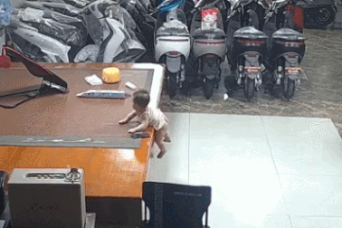 Clip “người phụ nữ kịp cứu em bé khỏi tai nạn nguy hiểm” nổi bật tuần qua