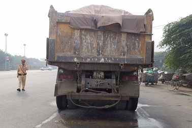 Hà Nội: Truy quét xe quá khổ, quá tải trên đường gom Đại lộ Thăng Long