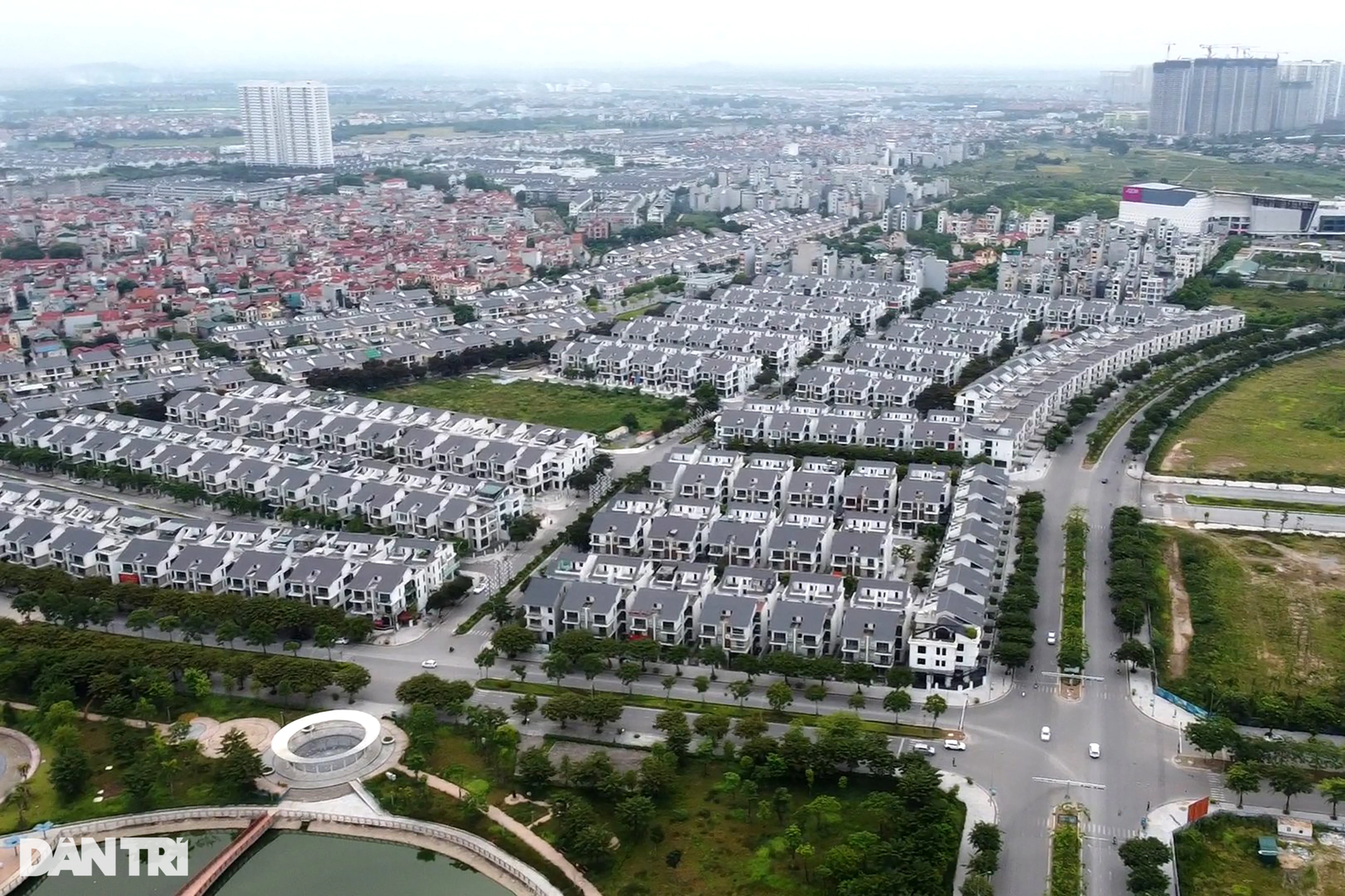 Biệt thự, liền kề vắng người ở sau sốt nóng, tăng giá chục tỷ đồng - 2 Biệt thự, liền kề vắng người ở sau sốt nóng, tăng giá chục tỷ đồng - 2
