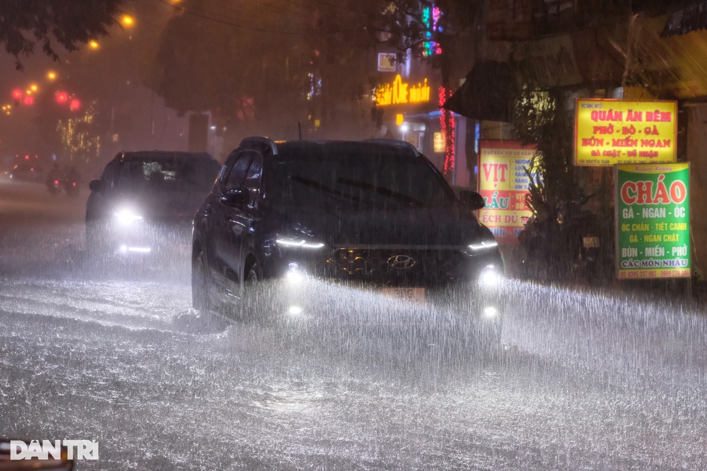 Nhiều nơi ở Hà Nội ngập trong biển nước sau cơn mưa lớn - 1 Nhiều nơi ở Hà Nội ngập trong biển nước sau cơn mưa lớn - 1