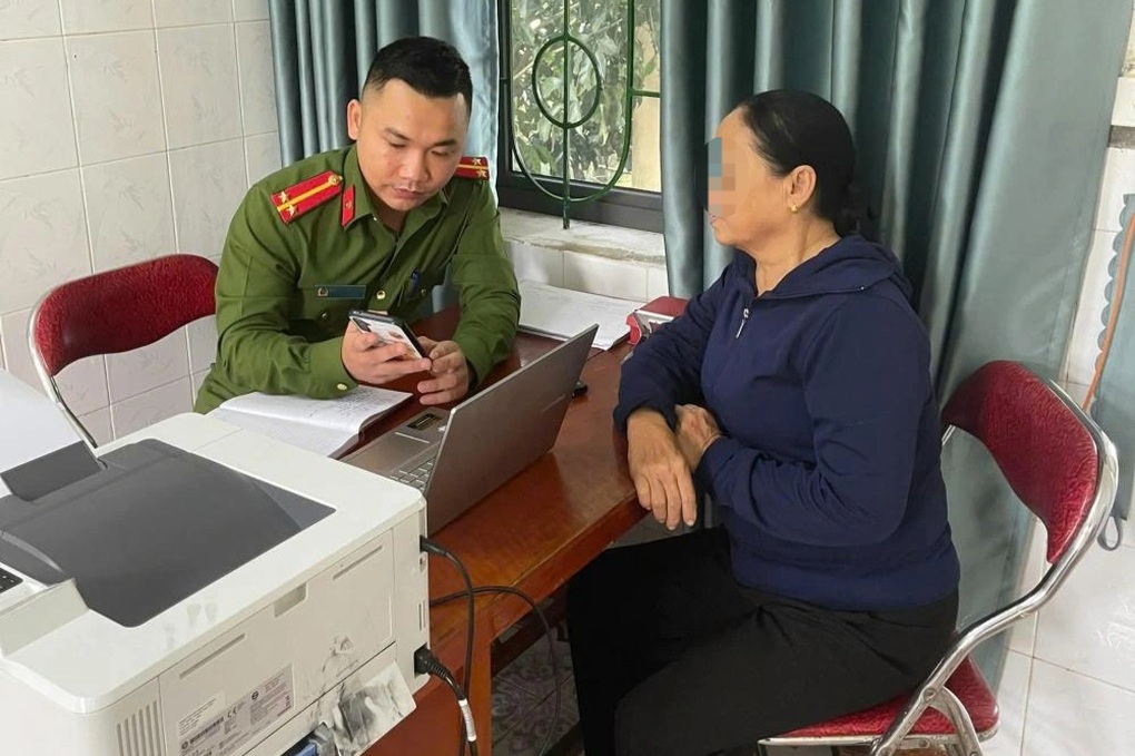 Người phụ nữ bị đại tá yêu cầu chuyển tiền tỷ phục vụ điều tra - 1 Người phụ nữ bị đại tá yêu cầu chuyển tiền tỷ phục vụ điều tra - 1