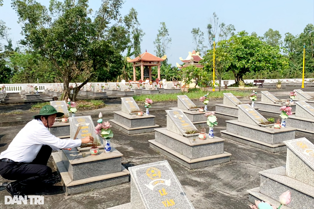 Trung ương Hội Cựu TNXP Việt Nam dâng hương nghĩa trang liệt sỹ miền Trung - 3 Trung ương Hội Cựu TNXP Việt Nam dâng hương nghĩa trang liệt sỹ miền Trung - 3