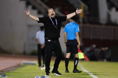 Văn Thanh và HLV Popov nhận án phạt nặng vì xúc phạm trọng tài