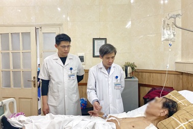 Một bác sĩ đông y bị ung thư phổi được thay khớp vai, khớp háng ở tuổi 83