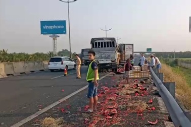 Xe chở dưa hấu tông xe chở cua, tài xế may mắn thoát chết