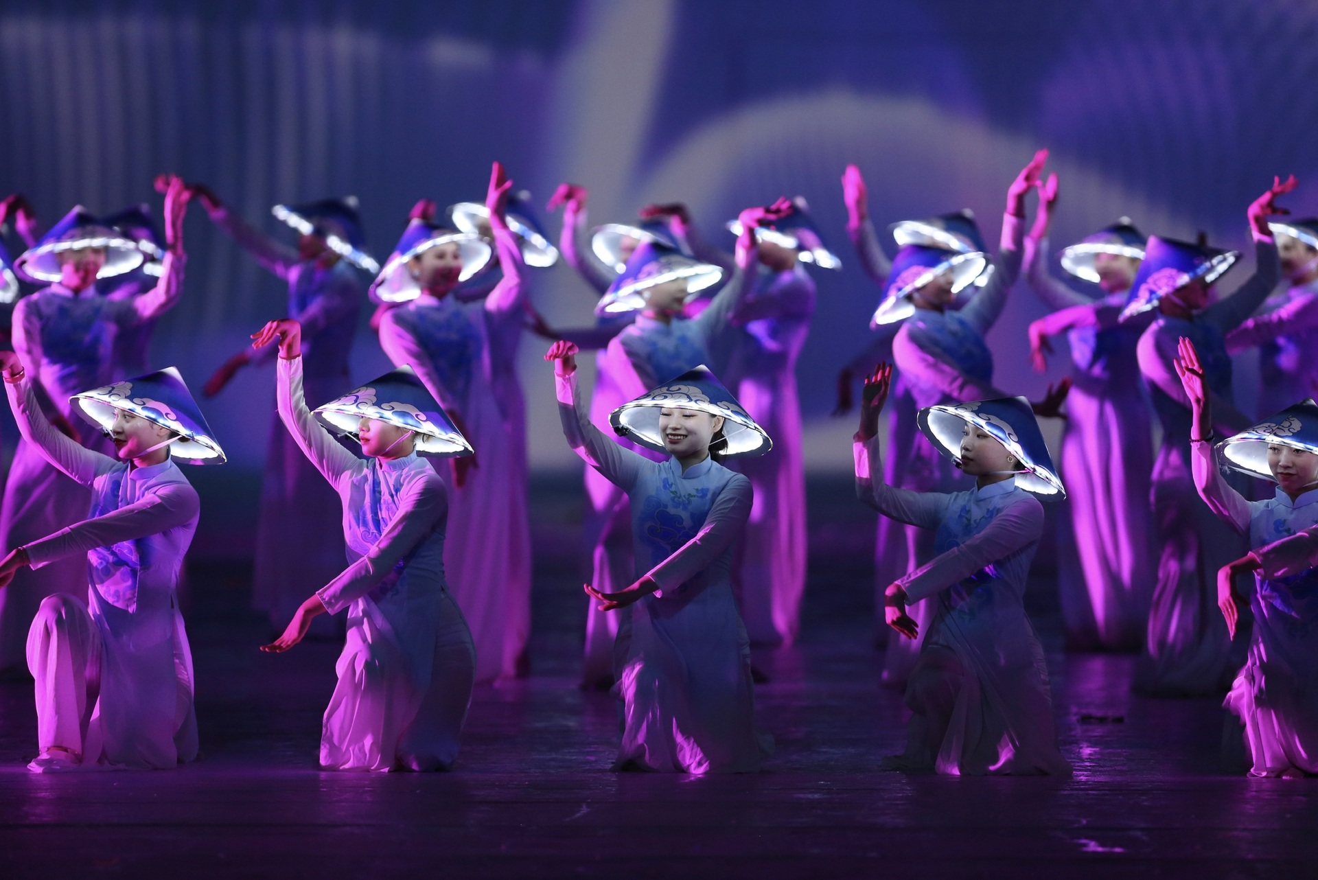 Toàn cảnh lễ khai mạc SEA Games 31: Rực rỡ chào mừng Đông Nam Á tỏa sáng - 7