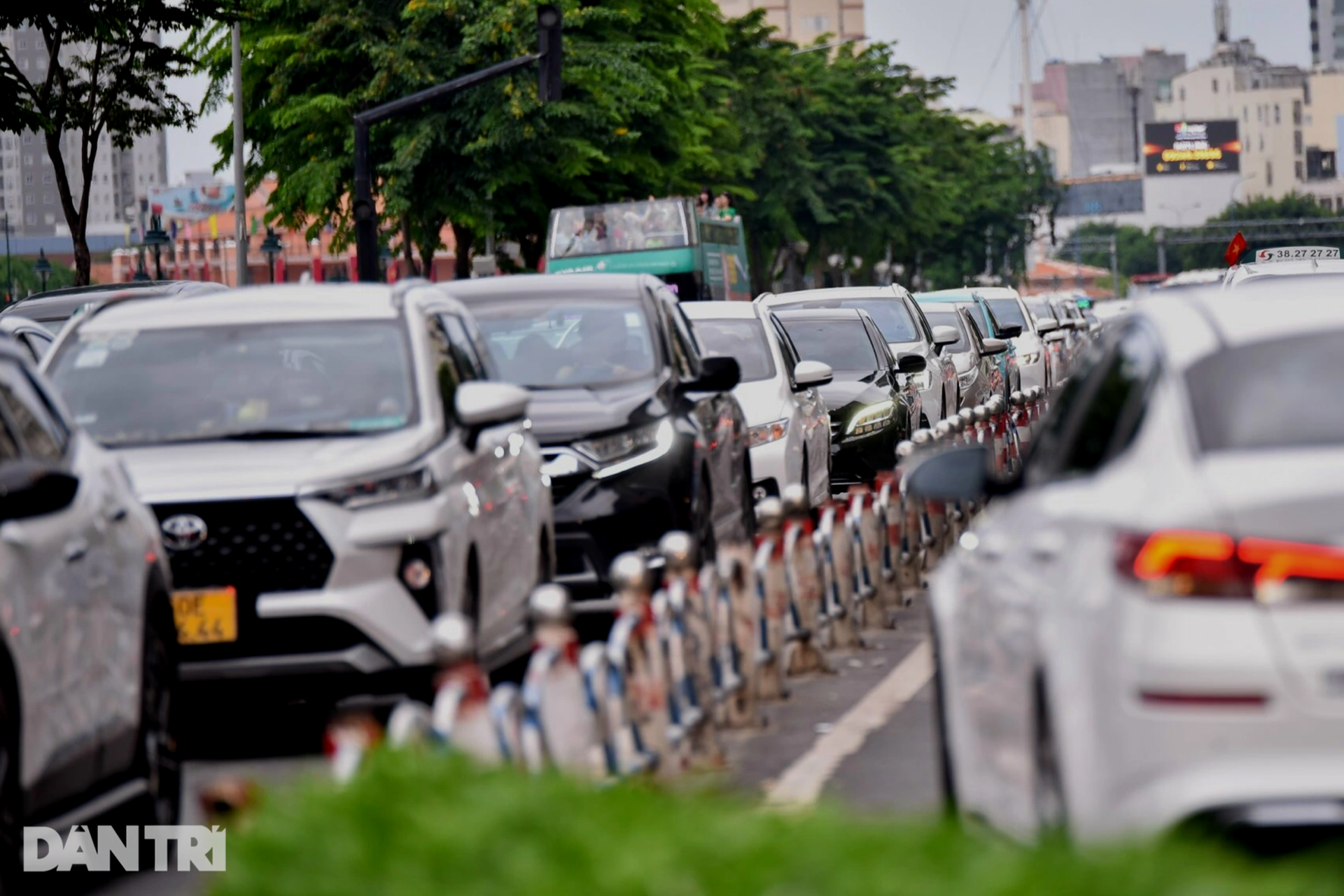 Biển người đổ về trung tâm TPHCM xem pháo hoa - 12 Biển người đổ về trung tâm TPHCM xem pháo hoa - 12