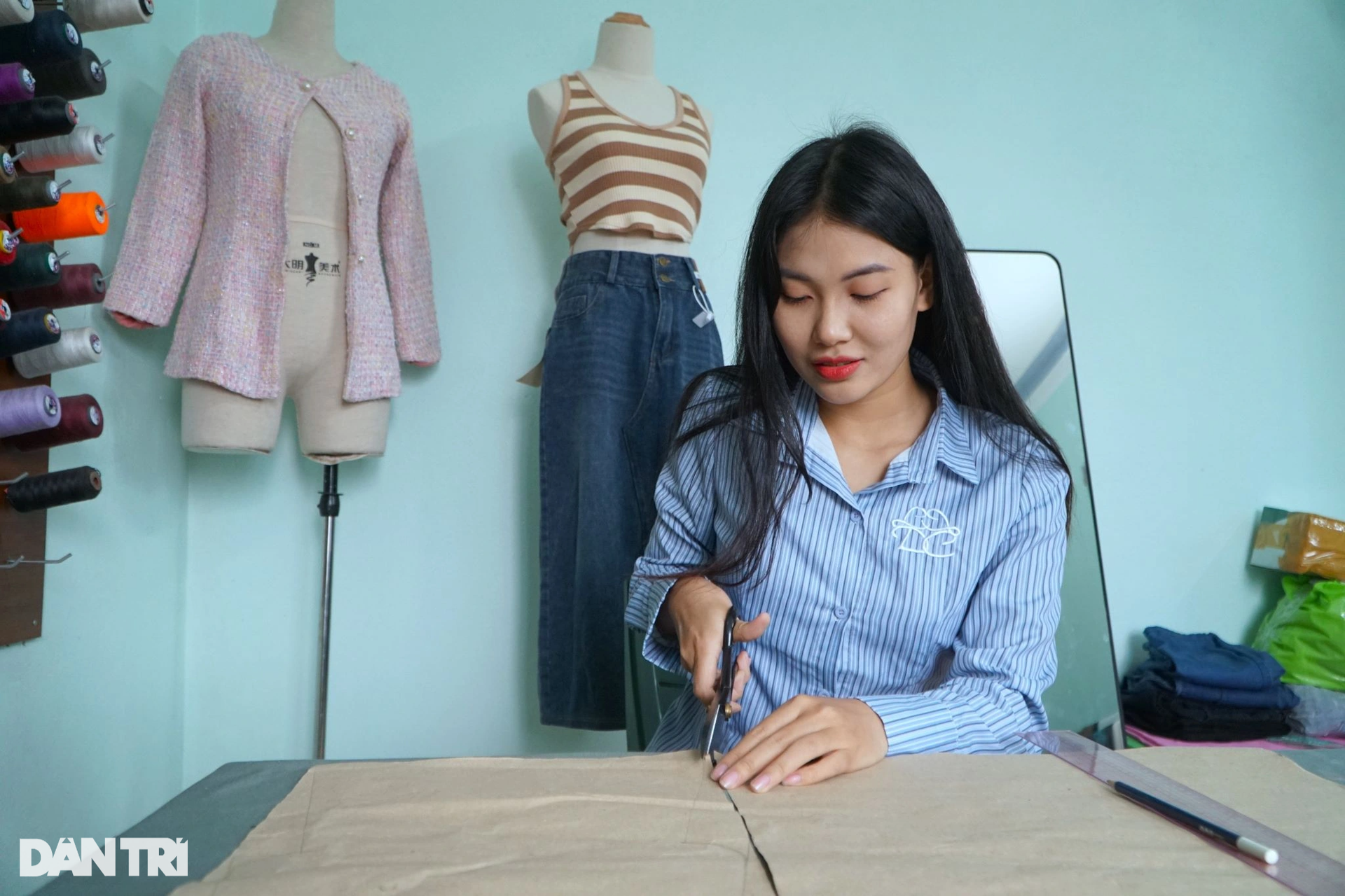 Thanh Hoa hot girl recycles discarded things into fashion products - 10
