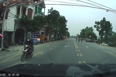 Tài xế ô tô chấp nhận đè vạch liền, lấn làn để tránh xe máy vượt ẩu