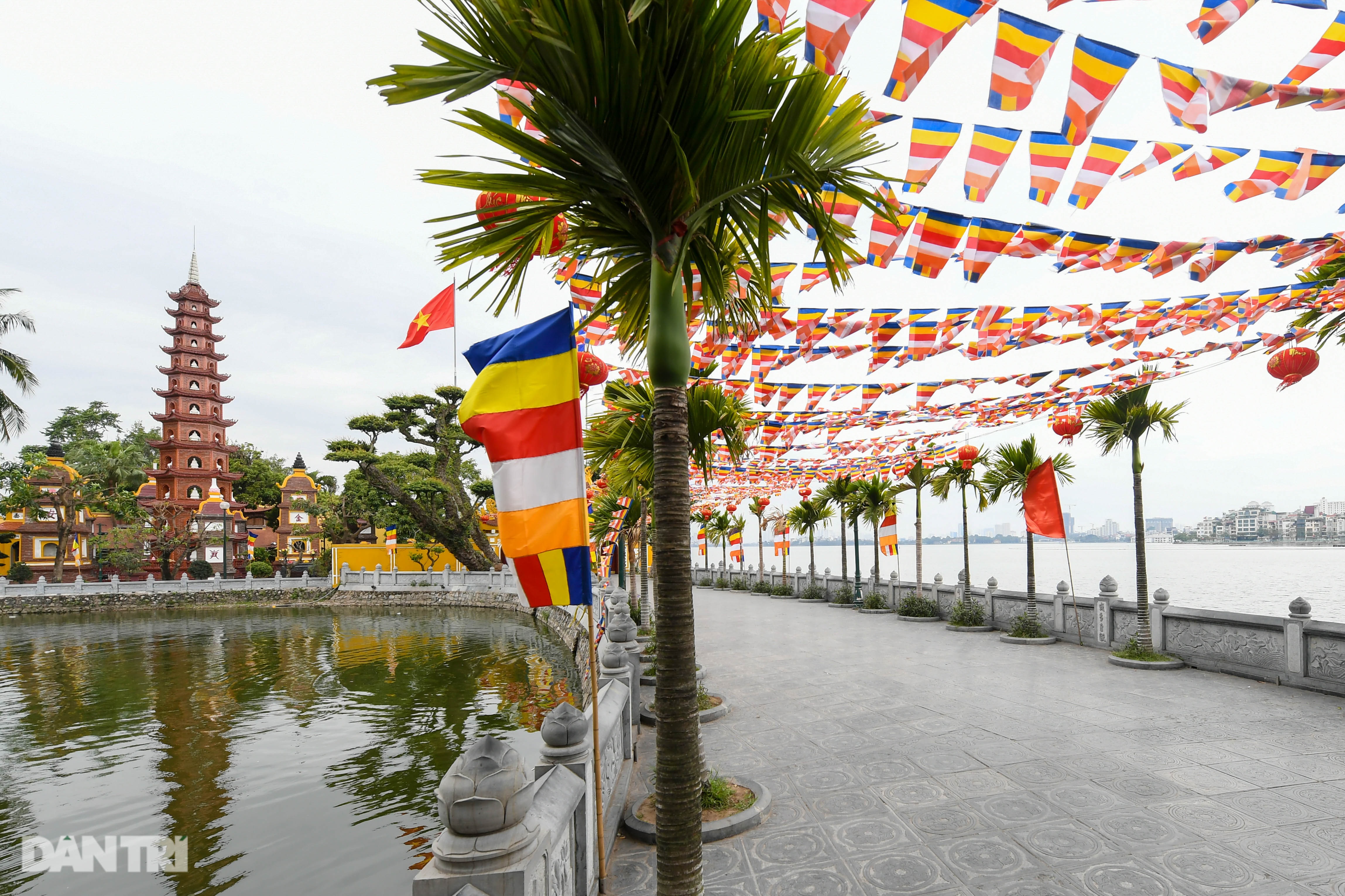 Đền chùa đóng cửa, dân công sở tranh thủ đi lễ vái vọng từ xa - 6 Đền chùa đóng cửa, dân công sở tranh thủ đi lễ vái vọng từ xa - 6