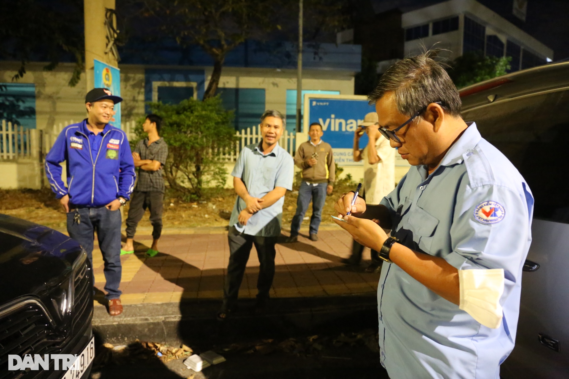 Tài xế trắng đêm mắc võng, ngủ trên xe đợi đăng kiểm - 11 Tài xế trắng đêm mắc võng, ngủ trên xe đợi đăng kiểm - 11