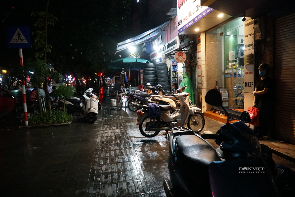 Hà Nội: Lau bugi xe sau cơn mưa lớn kiếm bộn tiền - 4 Hà Nội: Lau bugi xe sau cơn mưa lớn kiếm bộn tiền - 4