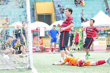 Bộ trưởng Đinh La Thăng đá bóng giao hữu với Đại sứ Pháp và Đức