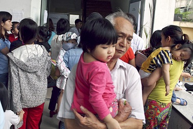Phụ huynh ồ ạt đưa con đi tiêm phòng sởi
