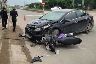 Hai nam sinh chạy xe máy ngược chiều tông toác đầu ô tô