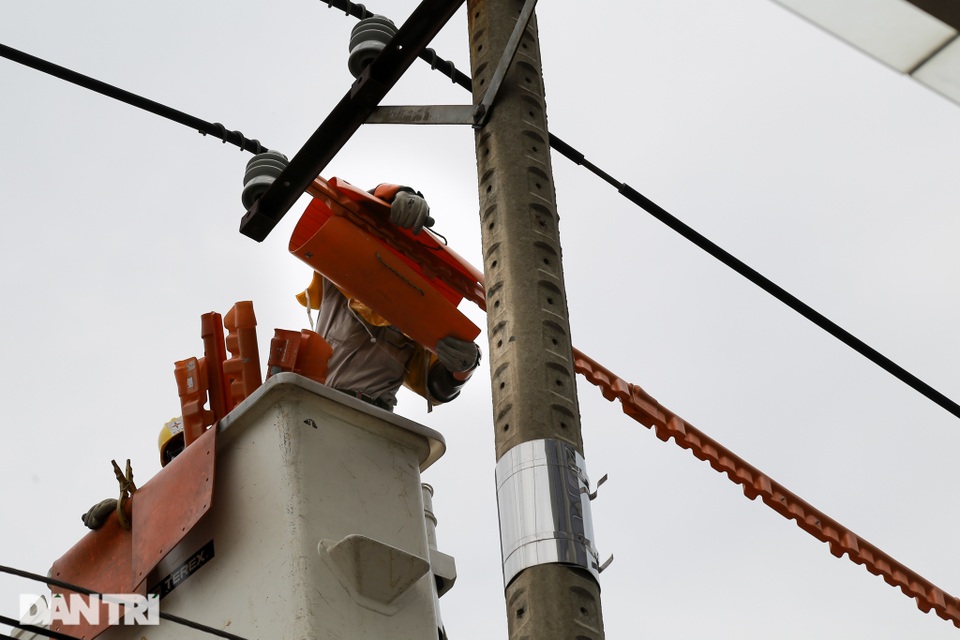 Hiểm nguy nghề sửa chữa đường dây 22kV khi đang có điện - 6 Hiểm nguy nghề sửa chữa đường dây 22kV khi đang có điện - 6
