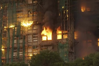 Chung cư Hong Kong chìm trong lửa