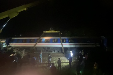 Công tác khắc phục sự cố tàu trật bánh, lật nghiên tại ga Lăng Cô