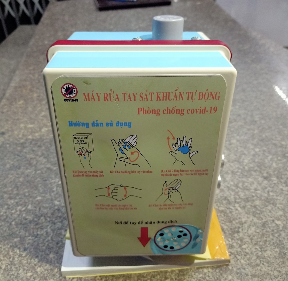 Thầy trò trường THPT sáng chế máy rửa tay sát khuẩn tự động có loa nhắc nhở - 7 Thầy trò trường THPT sáng chế máy rửa tay sát khuẩn tự động có loa nhắc nhở - 7