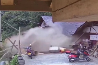 Cụ bà thoát chết trong gang tấc khi khối đá đổ ập xuống nhà