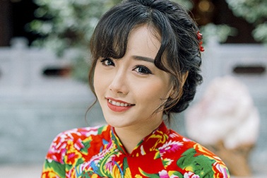 "Hot girl Ngoại thương" Ngân Búng đằm thắm áo dài đi lễ chùa