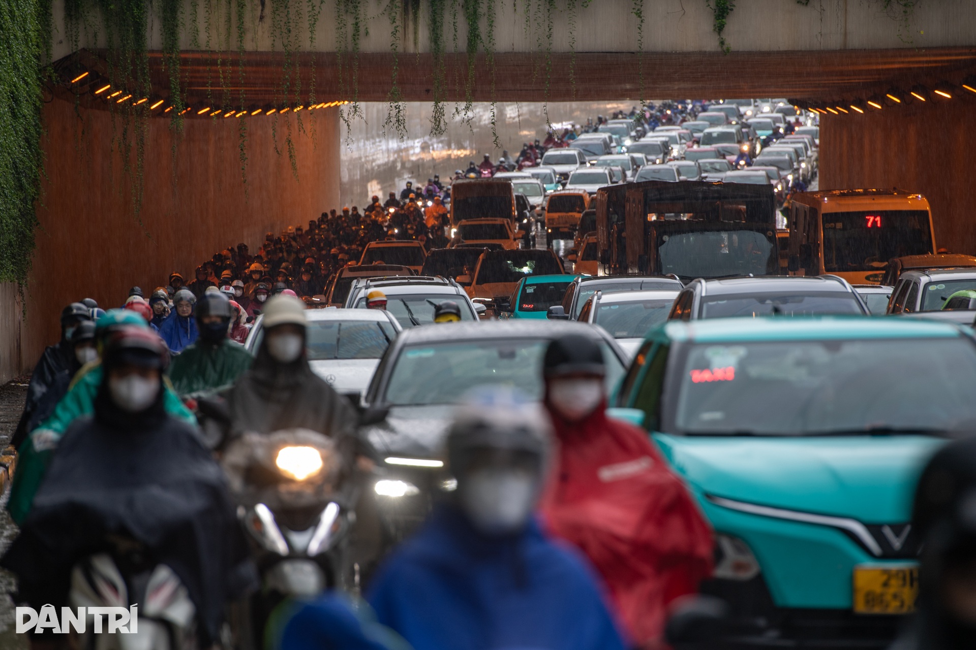 Mưa rả rích kéo dài, giao thông Hà Nội tê liệt nhiều tuyến đường - 3