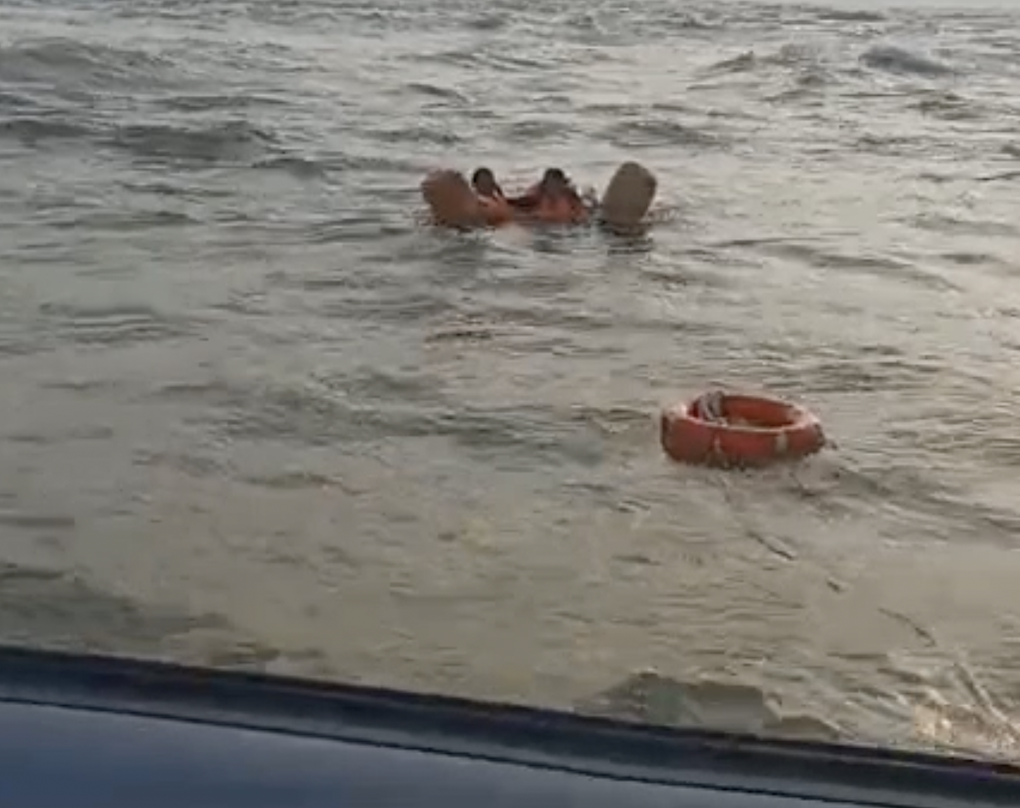 Cứu sống 2 thuyền viên tàu đánh cá trôi lênh đênh trên biển - 1