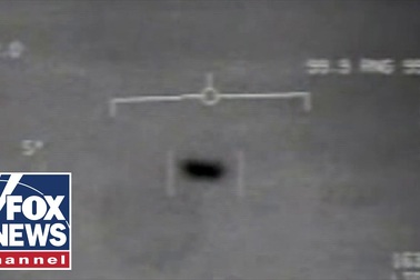Lầu Năm Góc giải mật video phi công Mỹ "chạm mặt" UFO