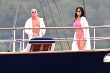 Tỷ phú Jeff Bezos và bạn gái bốc lửa trên siêu du thuyền giá nửa tỷ USD