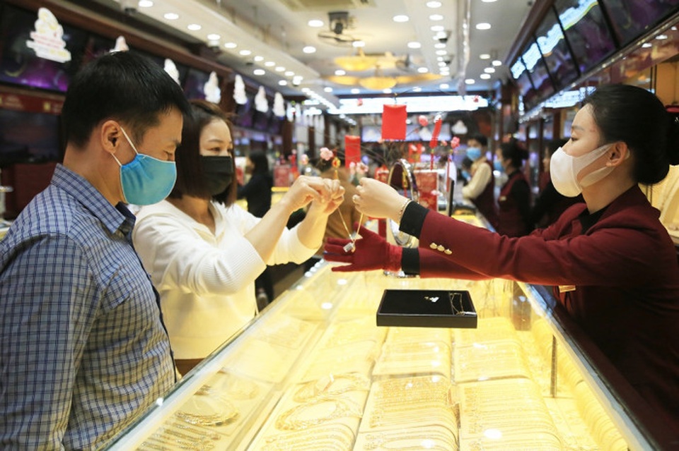 TS. Lê Xuân Nghĩa: Ép lãi suất thấp, tiền sẽ đổ vào vàng, bất động sản - 2 TS. Lê Xuân Nghĩa: Ép lãi suất thấp, tiền sẽ đổ vào vàng, bất động sản - 2
