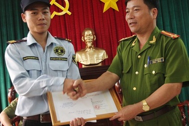 “Thưởng nóng” vệ sĩ cứu 3 người trong vụ ô tô lao xuống hồ