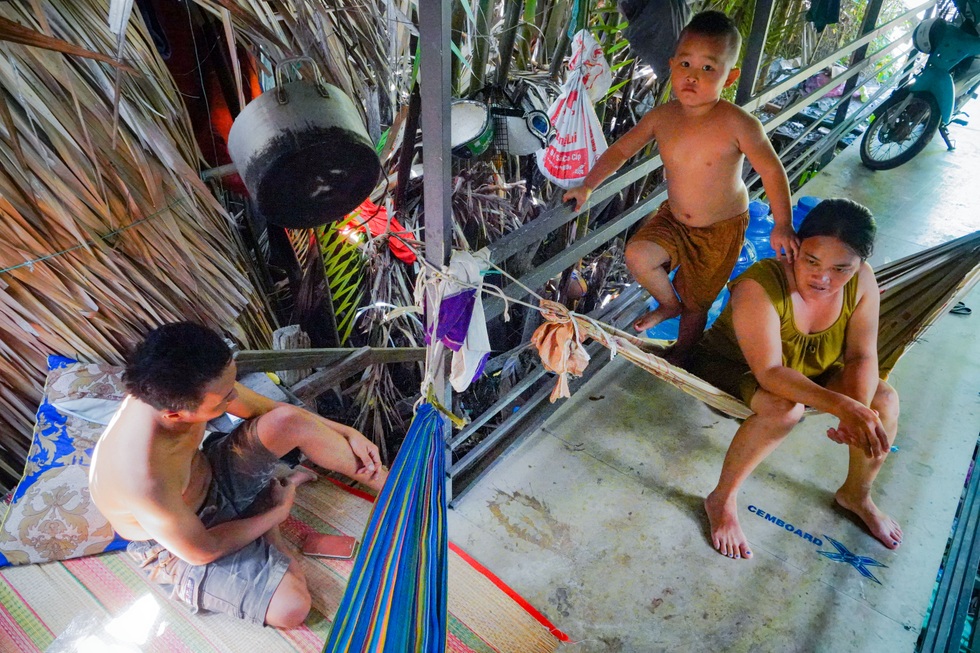 Người Sài Gòn bất đắc dĩ sống mòn dưới gầm cầu - 1 Người Sài Gòn bất đắc dĩ sống mòn dưới gầm cầu - 1