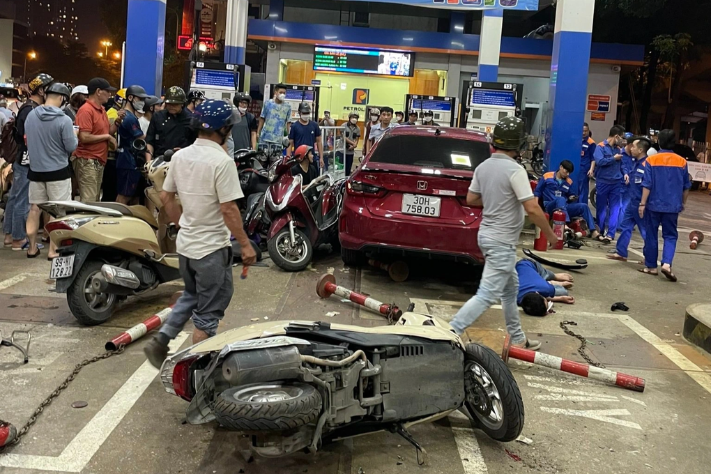 Vụ ô tô tông 8 người trong cây xăng: Gây tai nạn sau bữa tiệc sinh nhật - 2 Vụ ô tô tông 8 người trong cây xăng: Gây tai nạn sau bữa tiệc sinh nhật - 2