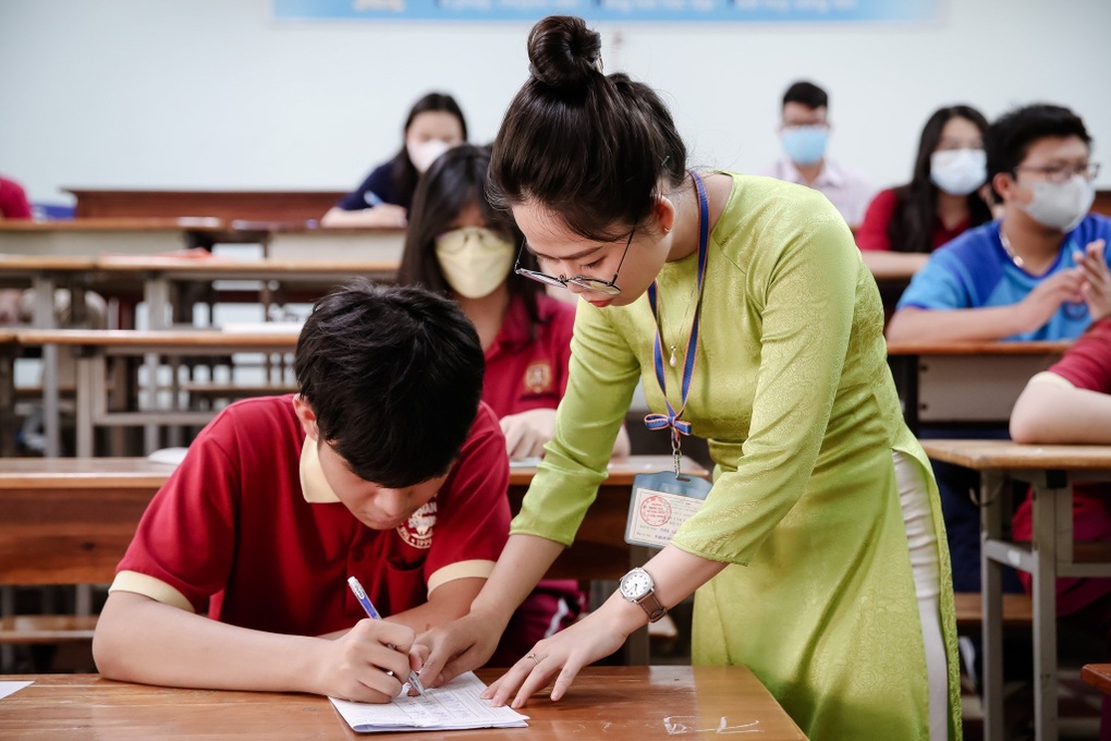 Mệt mỏi rã rời, thí sinh thi lớp 10 ngủ gục trước môn thi ngoại ngữ - 4 Mệt mỏi rã rời, thí sinh thi lớp 10 ngủ gục trước môn thi ngoại ngữ - 4