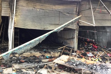 Lửa thiêu rụi nhiều ki ốt tại thành phố Sầm Sơn