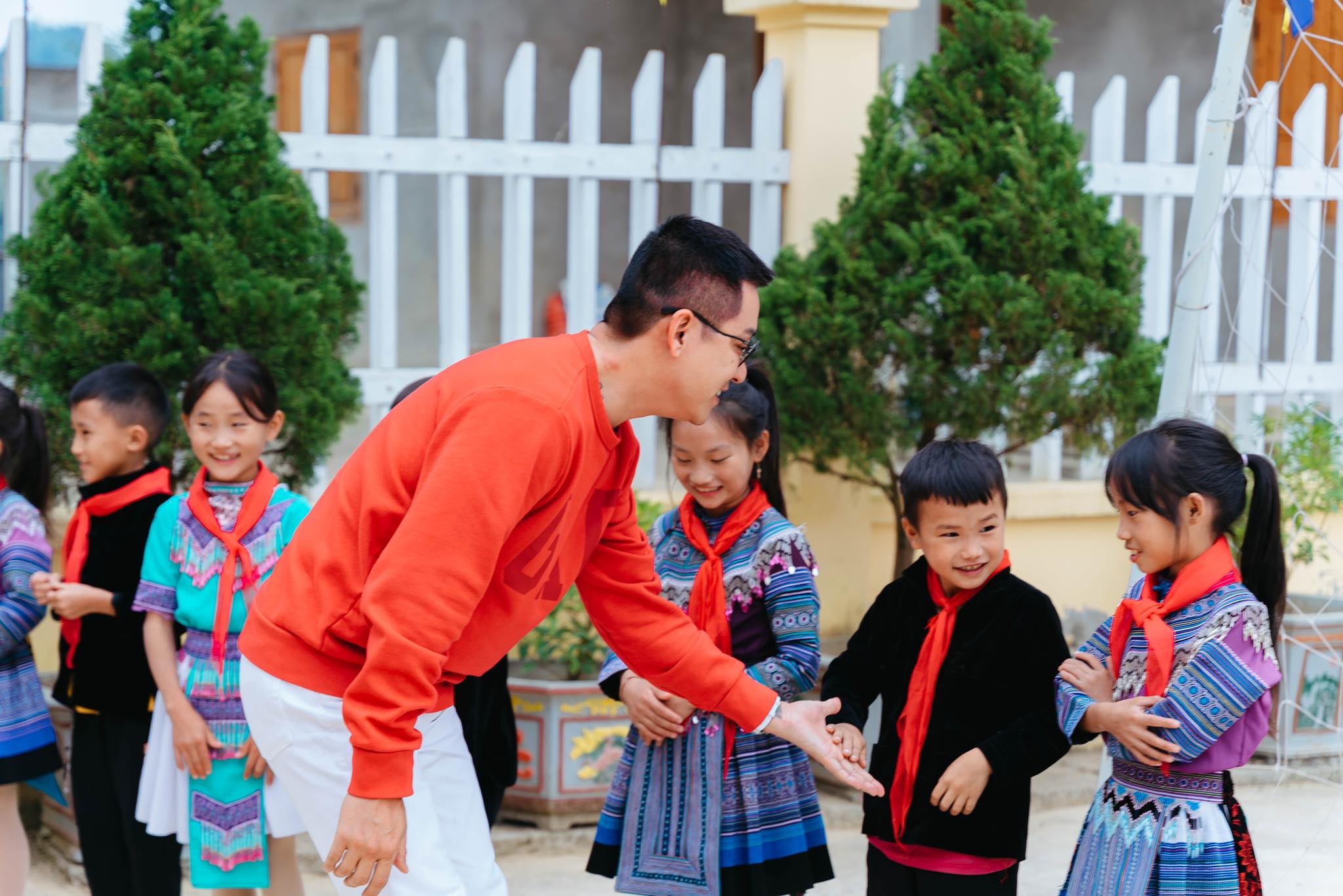 Ca sĩ Tuấn Hưng xây nhà cho trẻ em khó khăn ở Lào Cai - 2