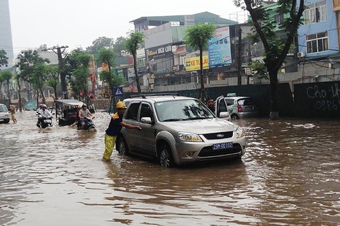 Xe cộ bì bõm "bơi" giữa Thủ đô