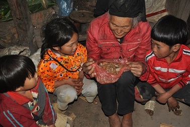 Nghẹn lòng bà 80 tuổi hàng ngày đi nhặt đá nuôi 3 cháu mồ côi