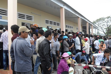 Hàng nghìn người chen nhau đi làm chứng minh nhân dân