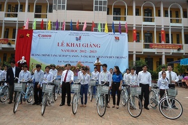 Bắc Giang: Tặng xe đạp cho HS nghèo vượt khó nhân dịp khai giảng 