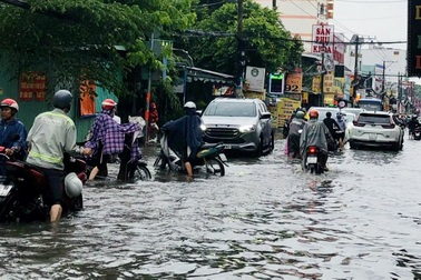 TPHCM mưa hơn 100mm, nhiều tuyến đường ngập