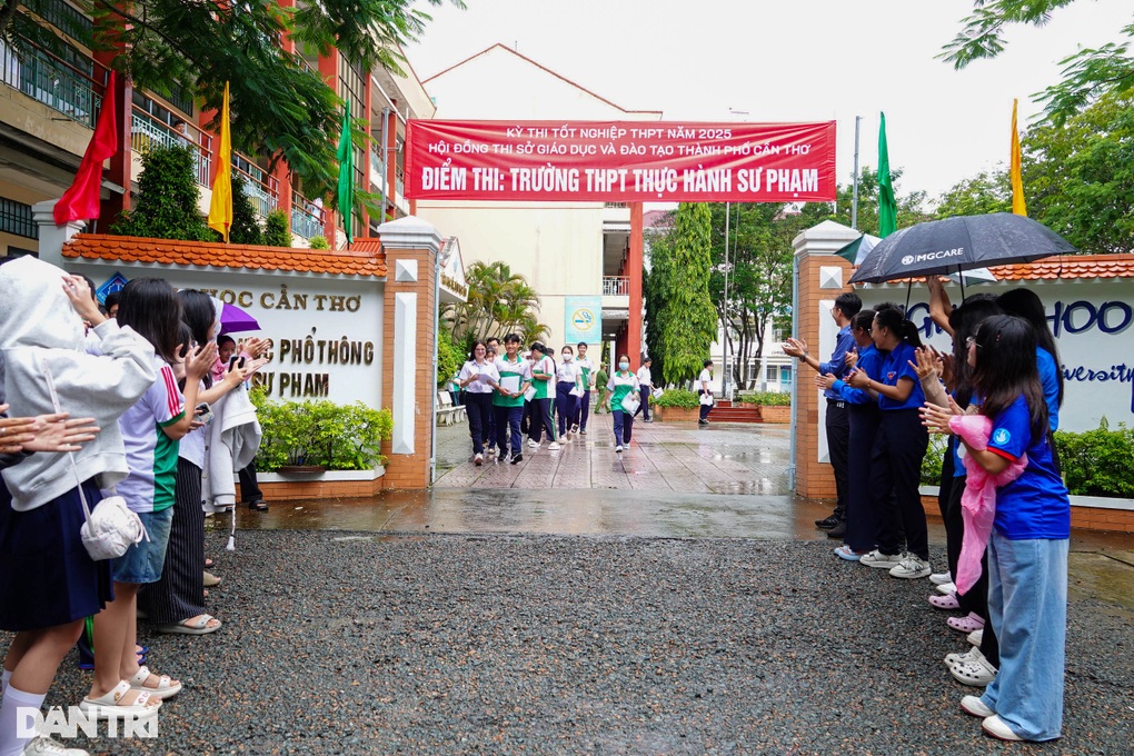 Thí sinh Cần Thơ tự tin đạt 8,5-9 điểm với đề thi văn mang tính thời sự - 2 Thí sinh Cần Thơ tự tin đạt 8,5-9 điểm với đề thi văn mang tính thời sự - 2
