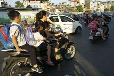 Nguy hiểm rình rập trẻ nhỏ không đội mũ bảo hiểm trên xe máy