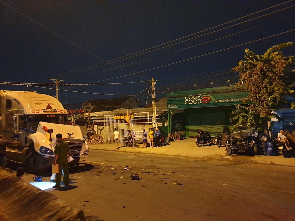 Xe container hất văng xe 7 chỗ sau cú đối đầu kinh hoàng - 1 Xe container hất văng xe 7 chỗ sau cú đối đầu kinh hoàng - 1