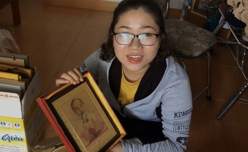 Nghị lực phi thường của cô học trò nghèo vào đại học cùng tấm ảnh Bác Hồ - 2 Nghị lực phi thường của cô học trò nghèo vào đại học cùng tấm ảnh Bác Hồ - 2
