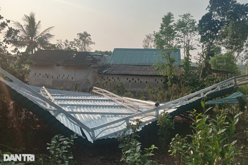 Trận lốc xoáy bất ngờ làm bay mái hàng chục nhà dân ở Quảng Trị - 1 Trận lốc xoáy bất ngờ làm bay mái hàng chục nhà dân ở Quảng Trị - 1